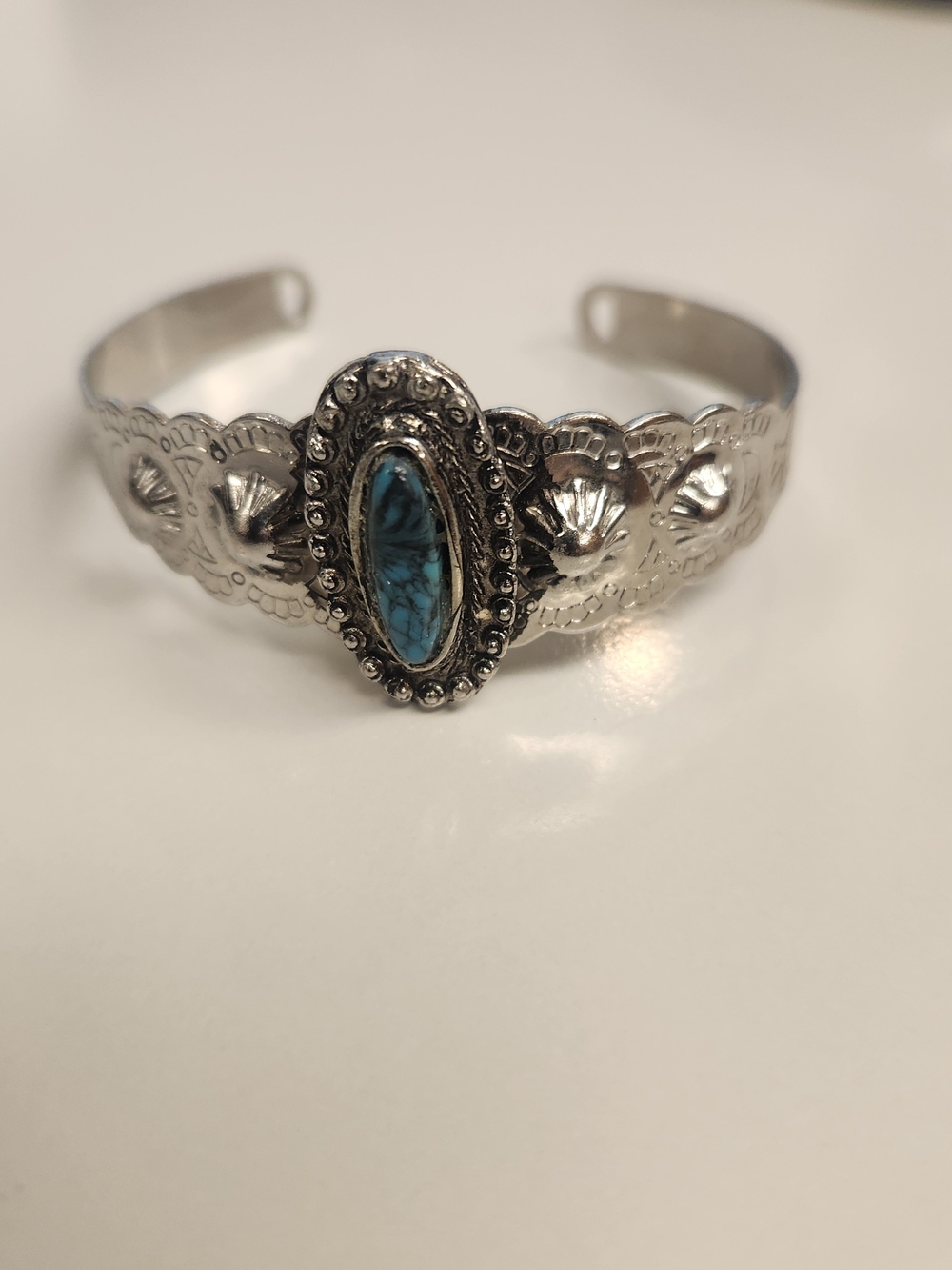 Vintage Silver Tone Turquoise Color Starburst Fish Twist Oval Cuff Bracelet.